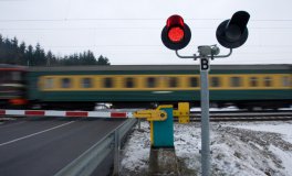 Level crossing signalling systems